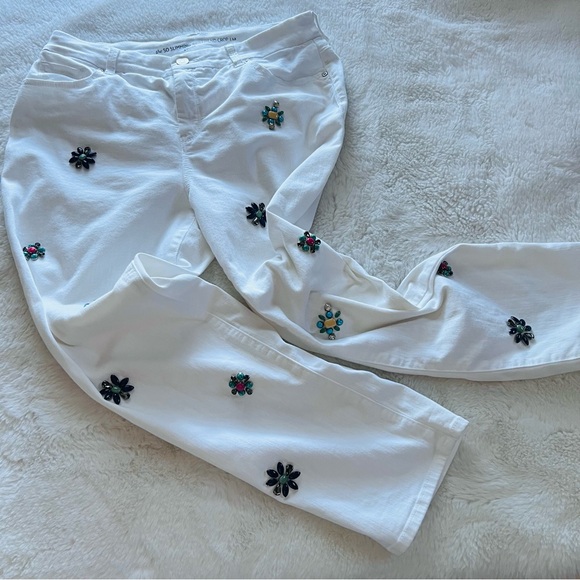 Chico’s White Jeweled Embellished Girlfriend Crop Jeans – Size 1.5 (US 10–12) - Picture 2 of 9